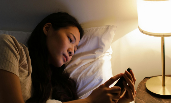 how does screen time affect sleep